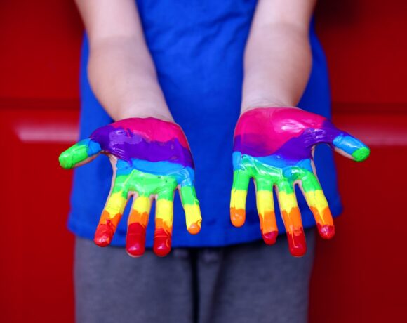 mani colorate arcobaleno